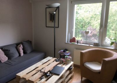 Wohnzimmer mit Blick ins Grün | Teilmöblierte kleine Wohnung in attraktiver Lage