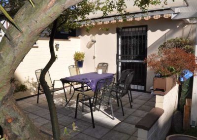 Terrasse von gemütlicher Wohnung mit Terrasse und Balkon