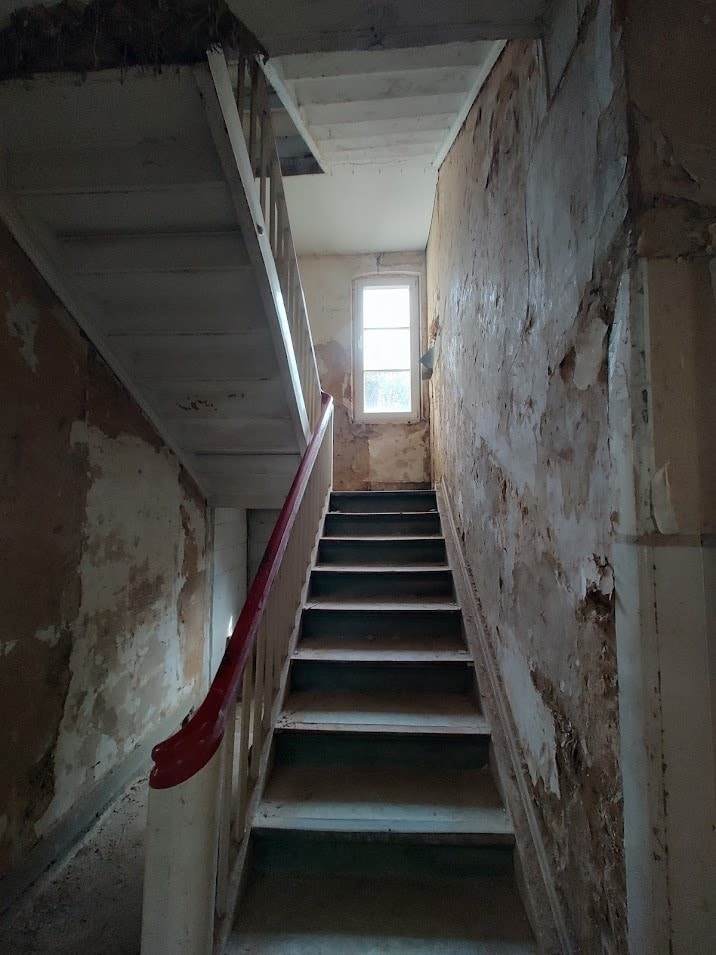 Treppenhaus wartet auf Putz und Farbe